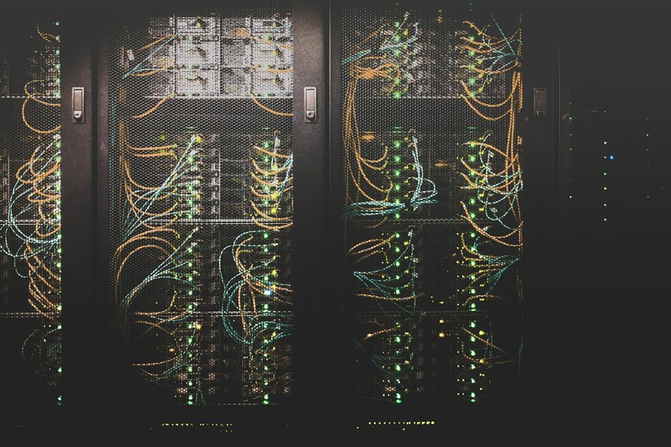 Server infrastructure illustrating monitored webhook delivery and recovery for a Zid commerce integration.